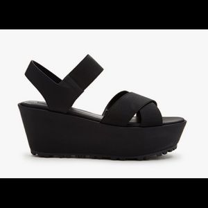 BLACK PLATFORMS FOREVER 21